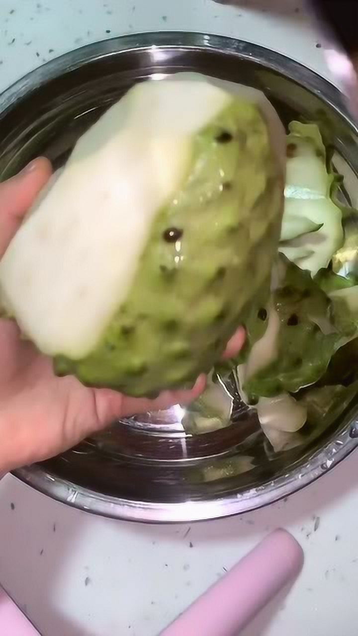 切一个释迦果一直想尝一下什么味道终于满足自己这个心愿啦