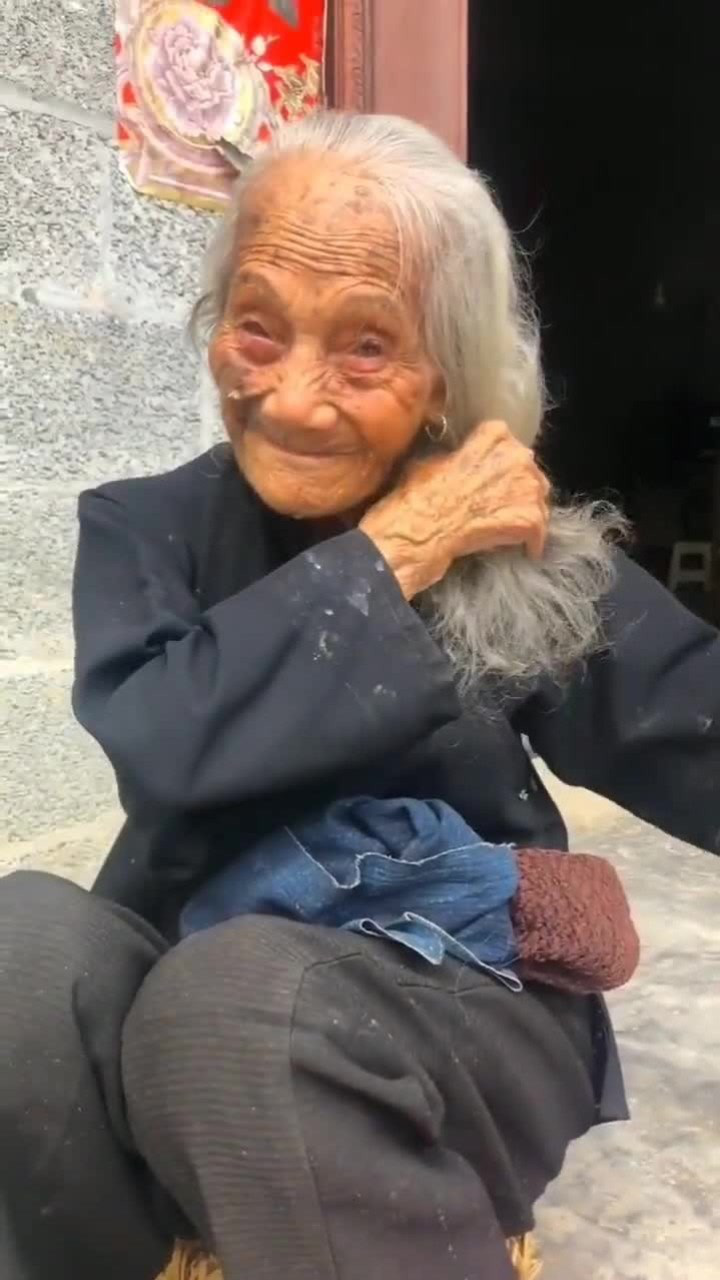 百岁老奶奶,满头白发