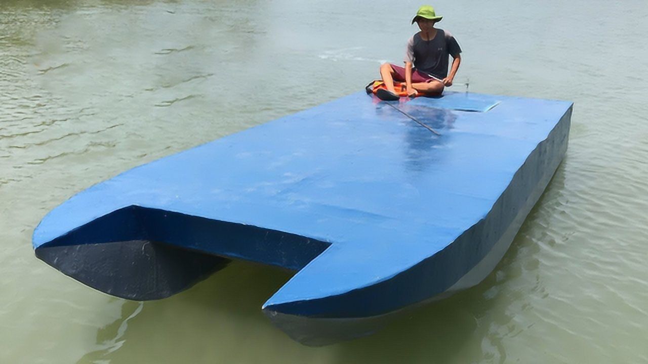 越南小伙用泡沫塑料造小船时速30公里太酷炫了