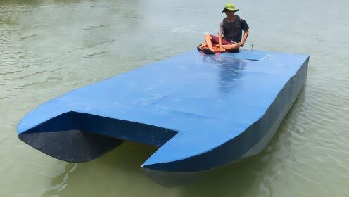 越南小伙用泡沫塑料造小船,时速30公里太酷炫了