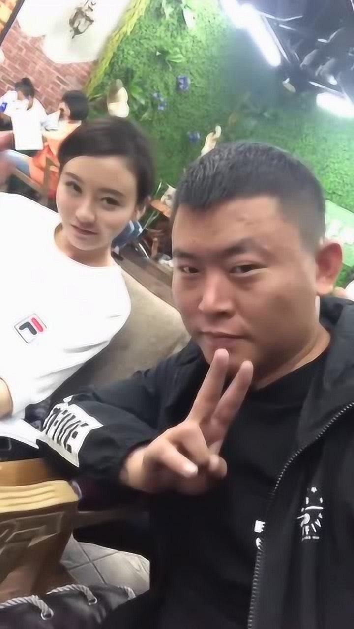 四平青年浩哥带所有人看新剧的剧本拍戏也很不容易的