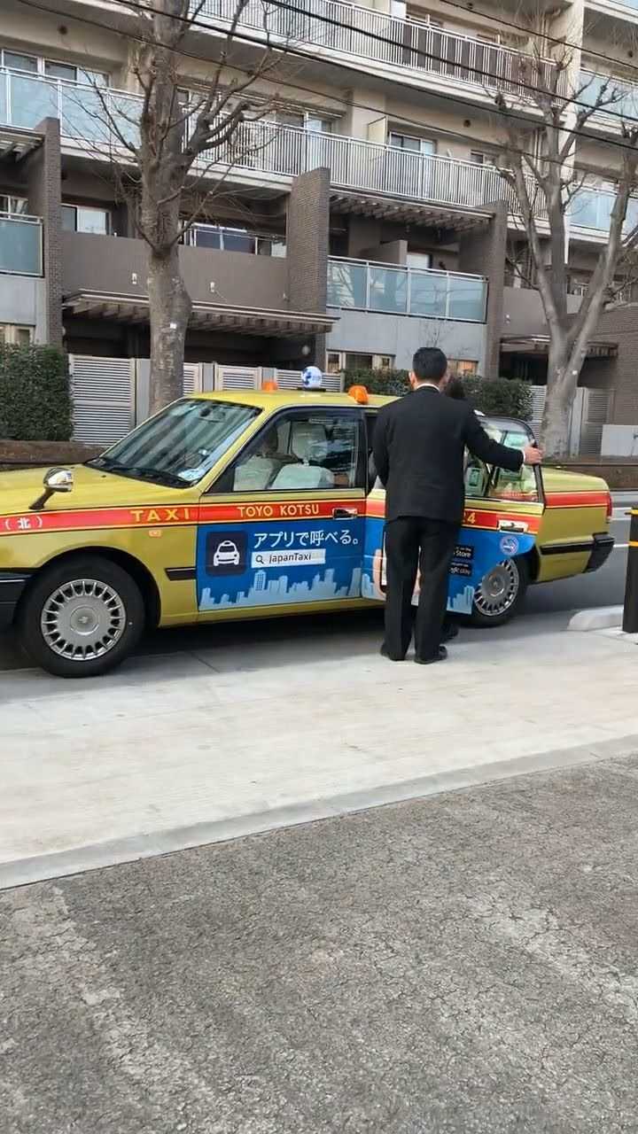 看看日本出租车司机的服务你喜欢这样的服务吗