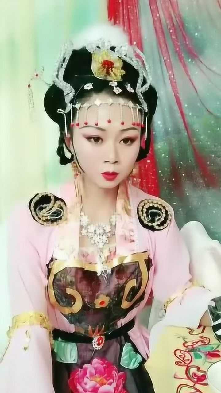 美女实力模仿孙悟空钻进铁扇公主肚子里的桥段这演技太赞了