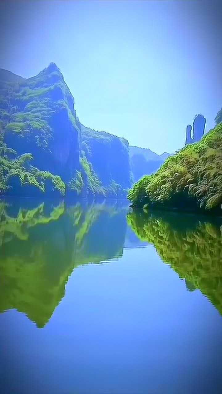 半山半水半映蓝,半动半静半隐泉,半莺半燕半鸣翠,半醒半醉半神仙.