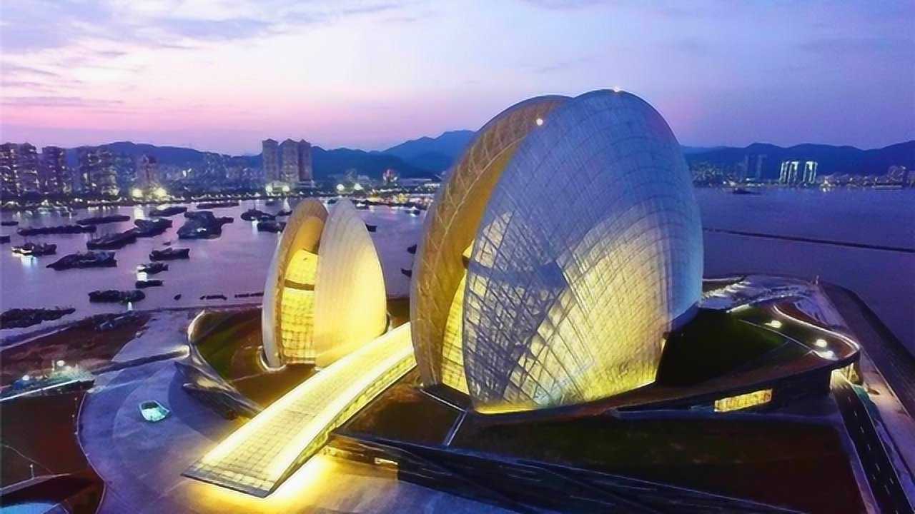 航拍廣東珠海歌劇院,中國唯一建在海島的劇院,貝殼造型十分亮眼