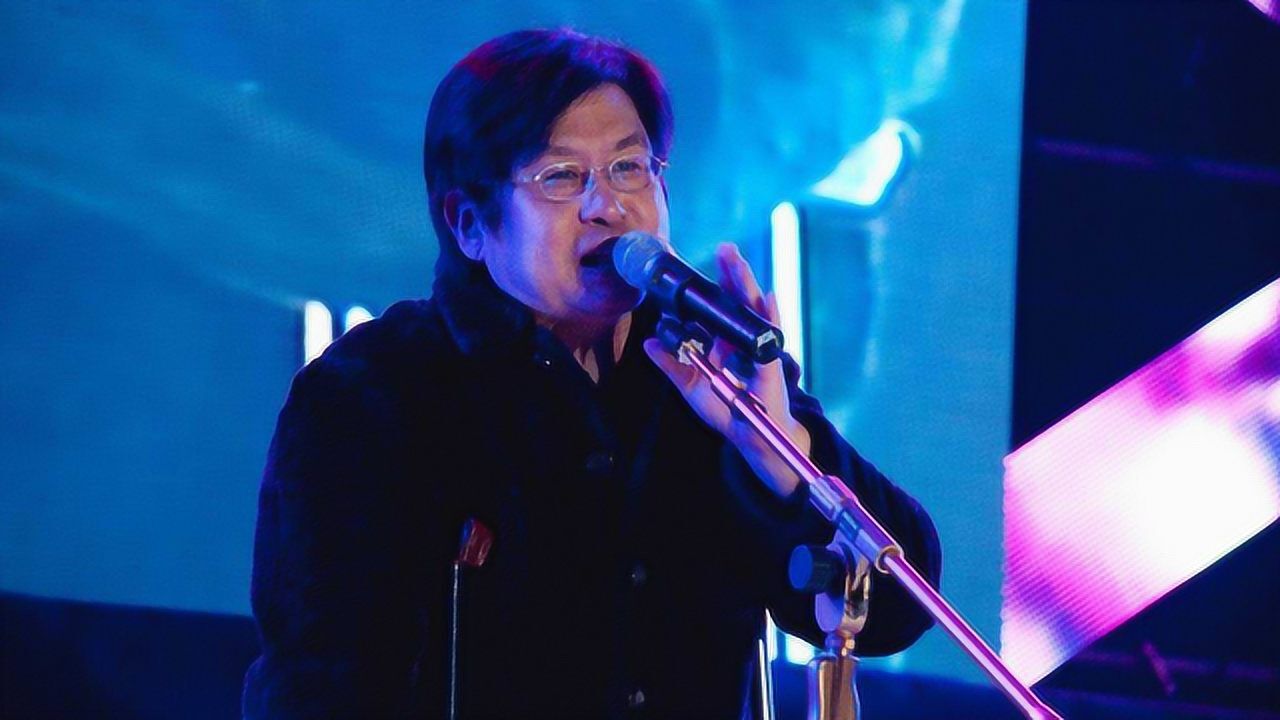 60岁的郑智化拄着拐杖在台上唱《水手》!整整一代人的青春!感动全场!