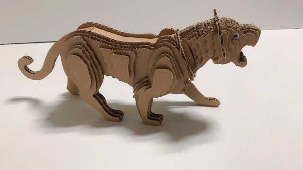 硬纸板变废为宝达人小伙手工制作老虎模型玩具果然王者风范