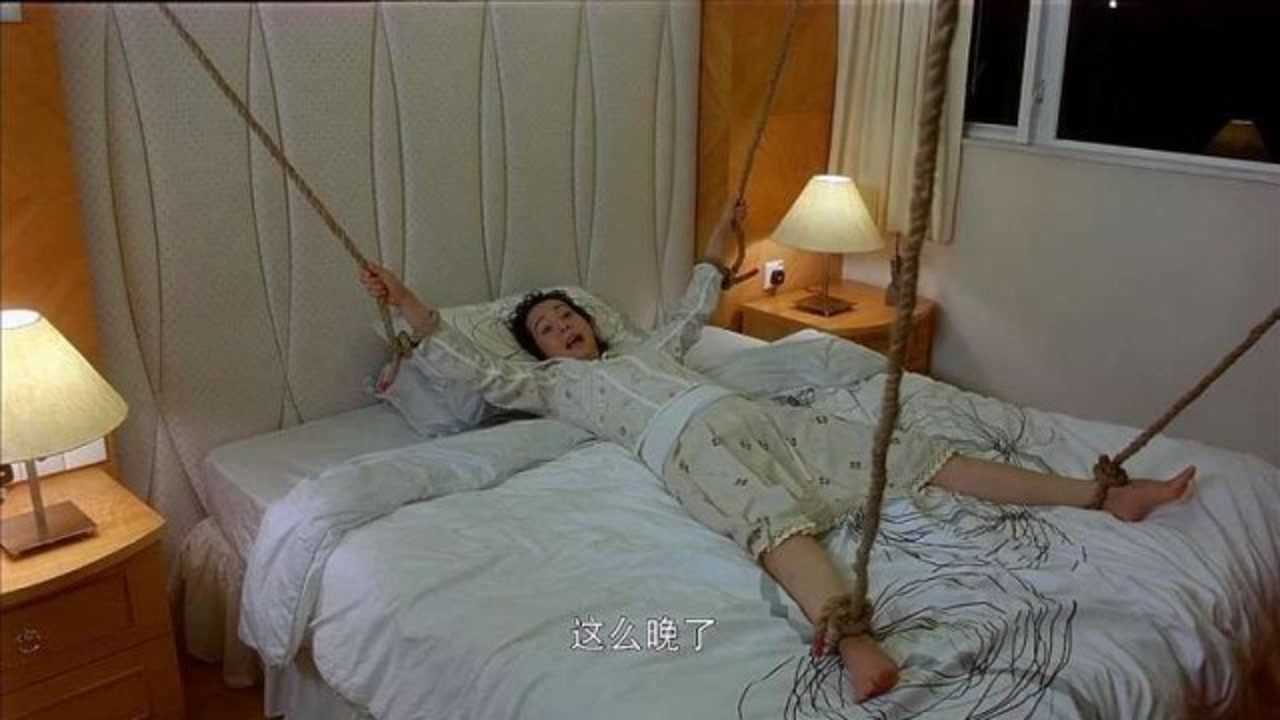 美女帮二傻子洗澡没想到竟惨被绑在床上束手束脚这画面绝了