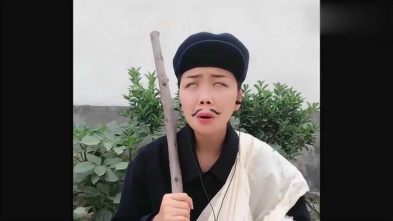 美女学唱瞎子算卦小表情真是传神学的太像了有才华