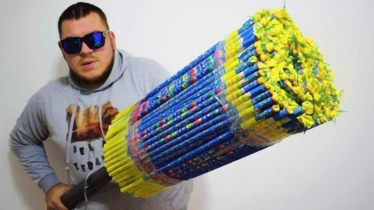 老外用三万支烟花打造"加特林",点燃的瞬间,场面险些失控!