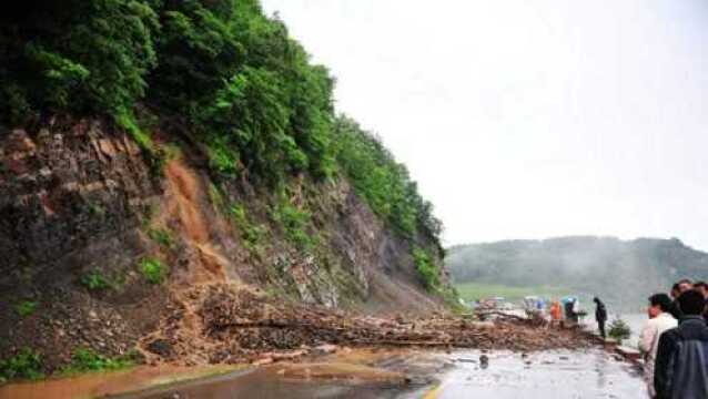 云南怒江持续强降雨,导致境内发生泥石流,696人被紧急转移