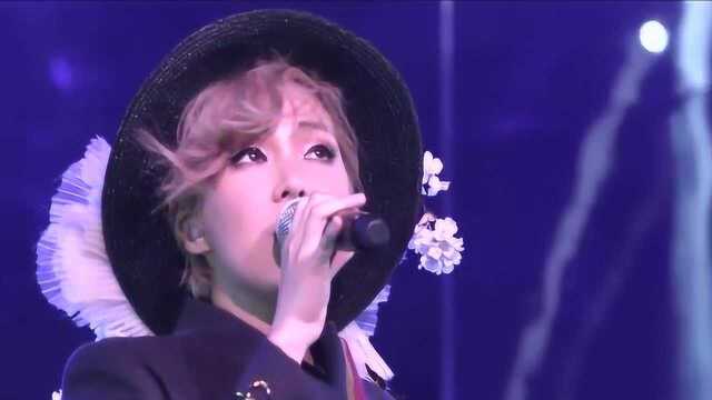 卫兰演唱经典歌曲 她声线依然这么好听