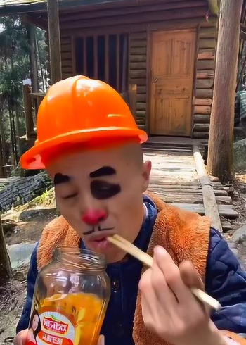 90后光头强省吃俭用的光头强