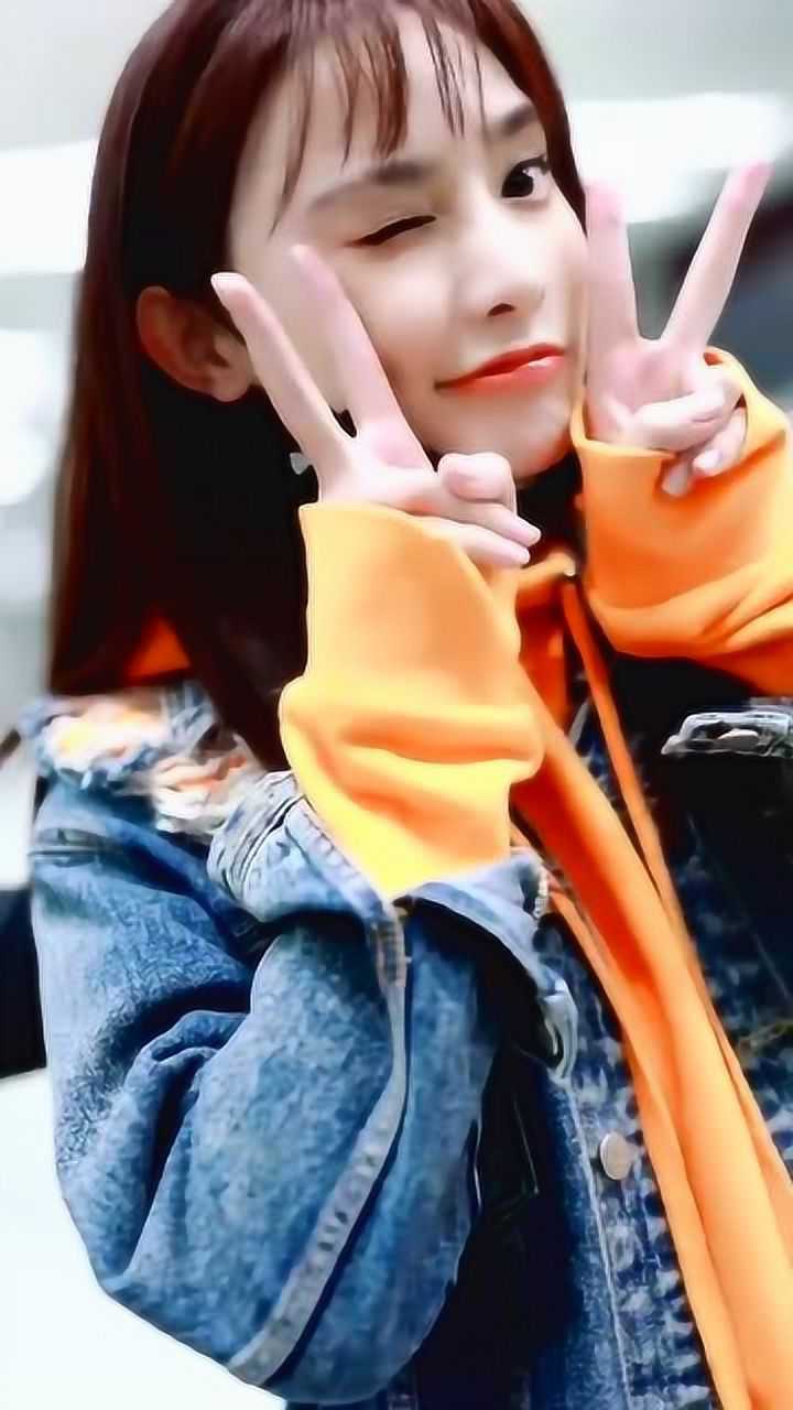 彭小苒现身机场小姐姐比出剪刀手少女范十足萌萌的很可爱