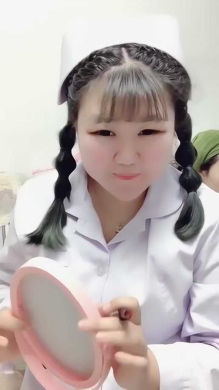 护士小姐姐又开始自恋了恕我直言胖成这样你也好意思拍