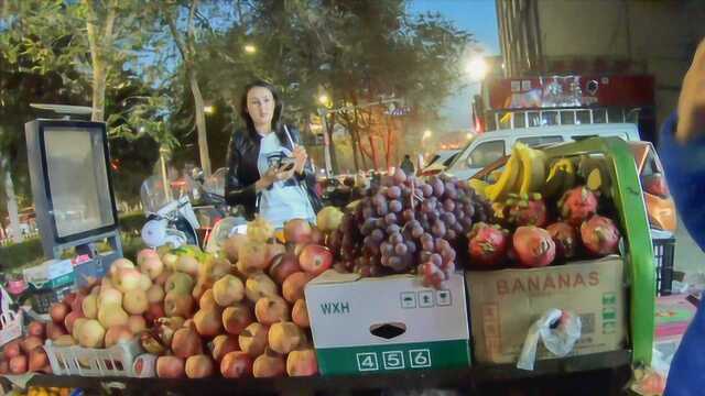 太便宜了!新疆吐鲁番的提子才4块钱一斤,小伙买了一斤,吃起来太甜了