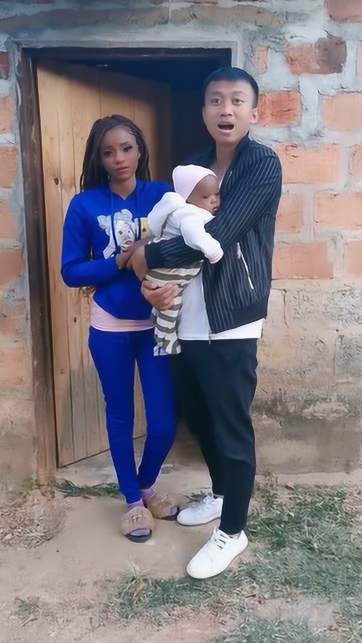 非洲人的基因真强大跟中国人生的孩子是黑皮肤不说跟白人生的也是黑色