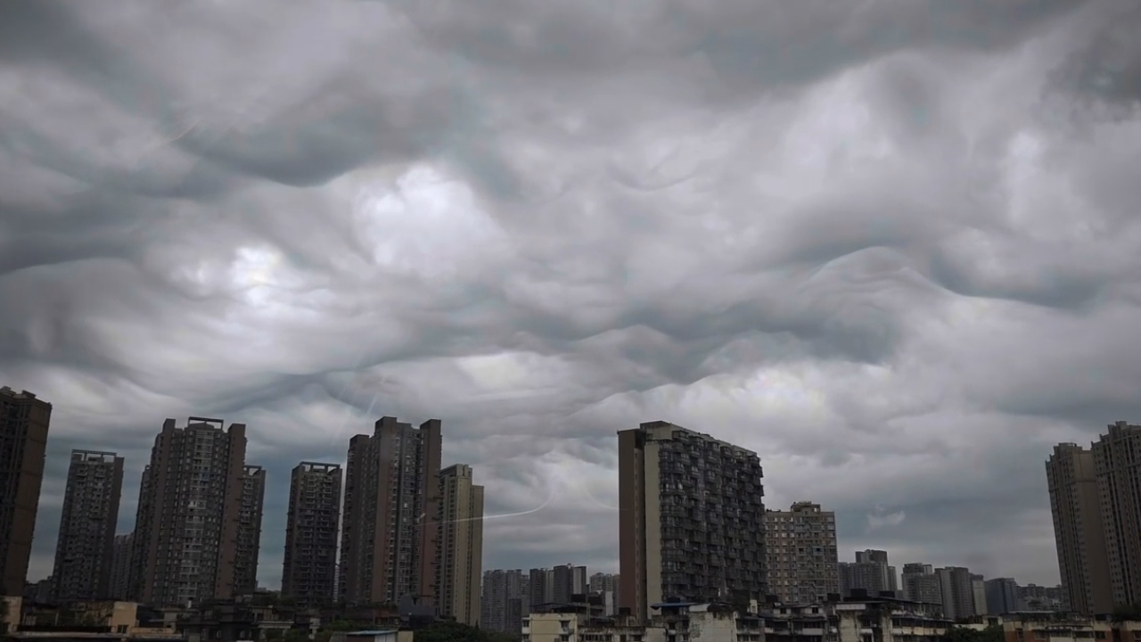 成都暴雨后天空惊现"窟窿云"!形如大网压迫感十足,拍摄者直呼吓人