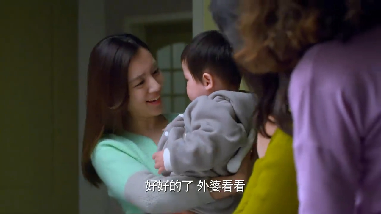 二胎时代:家里有了二宝,大家都轮流抱着睡,下秒大宝灵魂发问!