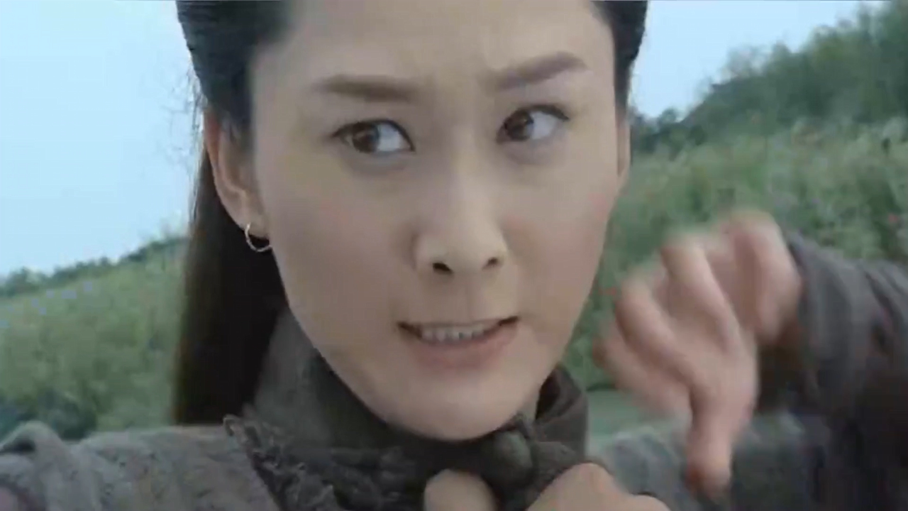 女侠大战黑衣小伙,哪料打不过竟使出美人计,这下精彩!