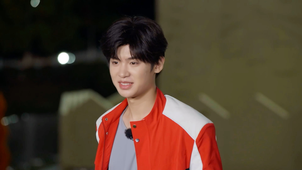 极限挑战:黄明昊用全套"蛋仔派对"游戏皮肤硬控小孩哥,这搁谁不心动啊