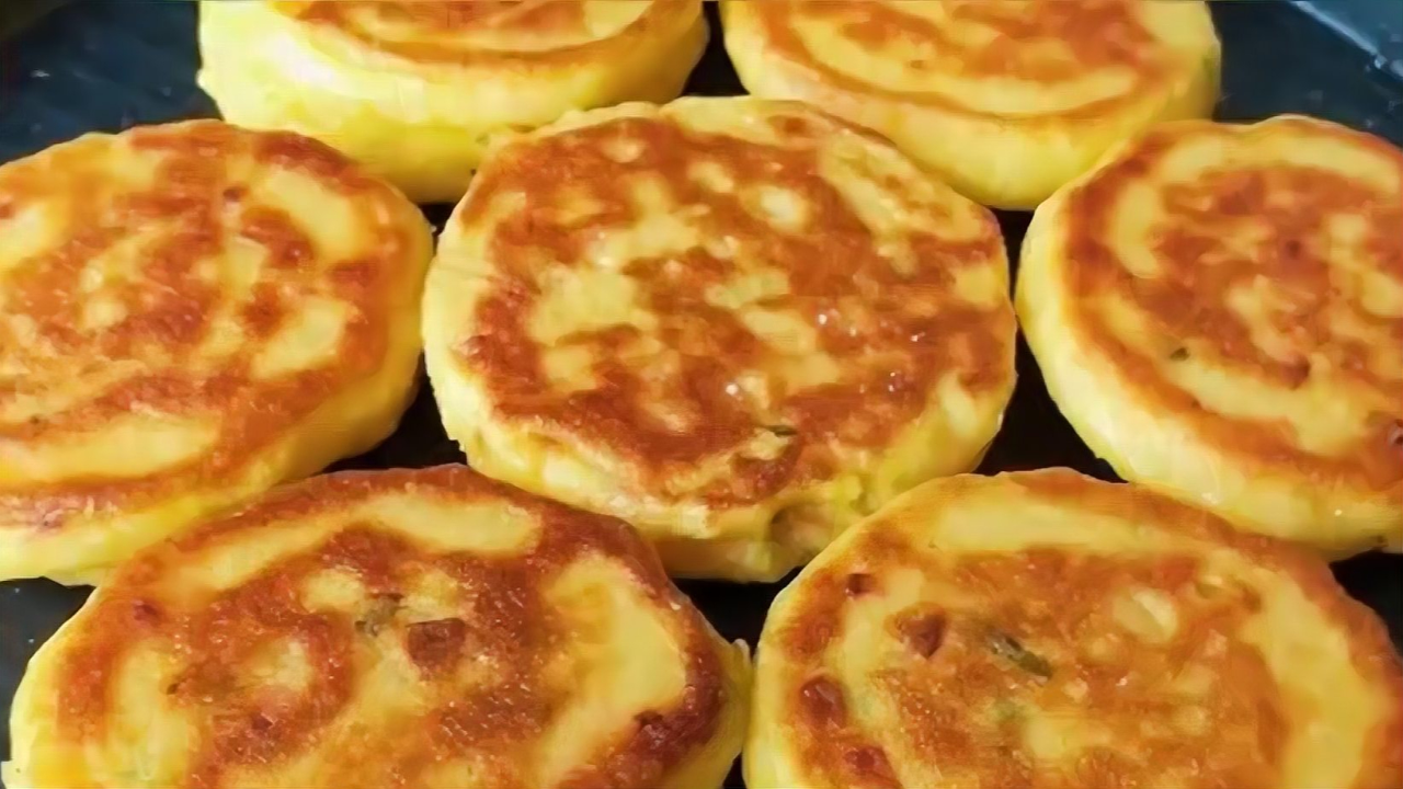 玉米面用开水一烫,加点面粉,手不沾面,15分钟早餐饼快速出锅