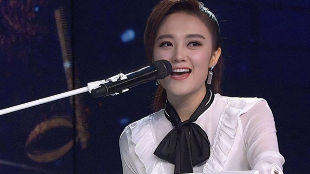 玖月奇迹重回巅峰!王小玮双排键演唱《广寒宫》,花腔一出听醉了