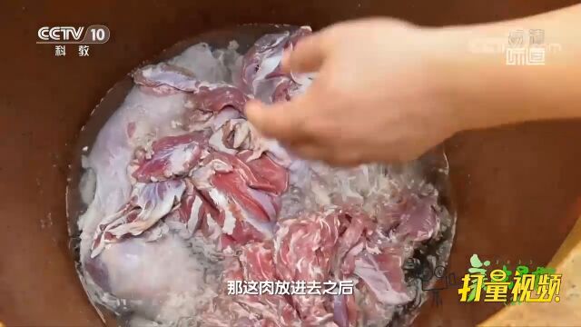 垛子羊肉第一步就是腌肉,一百斤肉得加一斤多盐