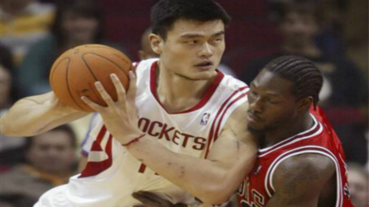 【体坛名场面】姚明生涯最恐怖一球，被评为30年来最佳扣篮之一！_高清1080P在线观看平台_腾讯视频