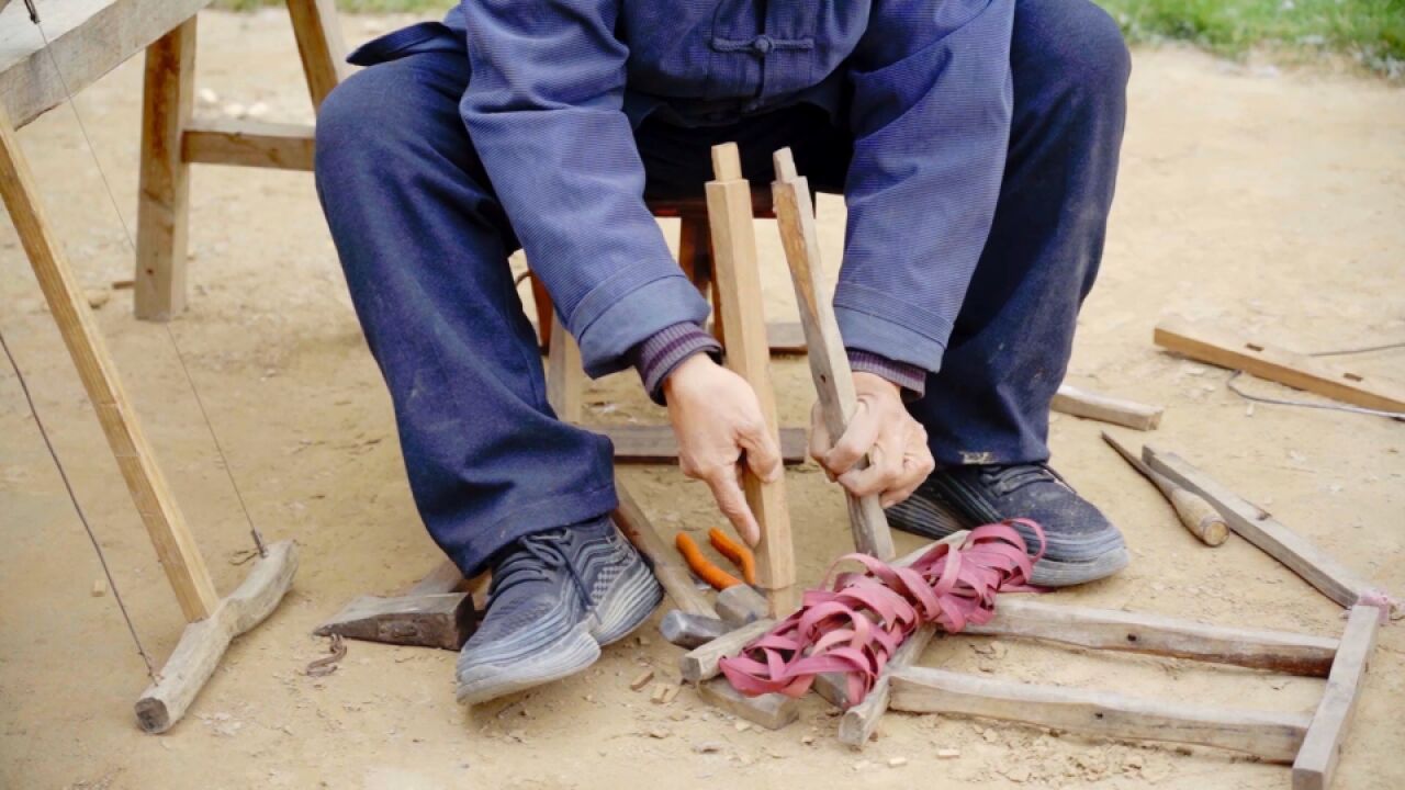 邻居家的马扎坐的时间长了,坏了几张,帮忙修好了