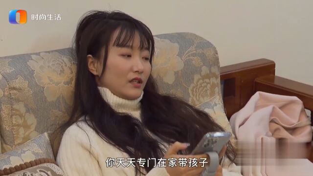 女儿发烧,母亲却毫不关心,依旧淡定地在一旁玩着手机