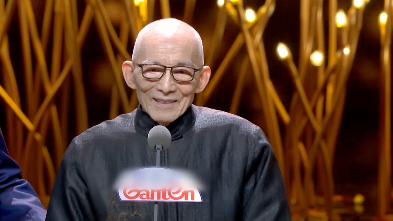 2023品质盛典:"济公"扮演者游本昌如今90岁高龄,对年轻演员说你们好