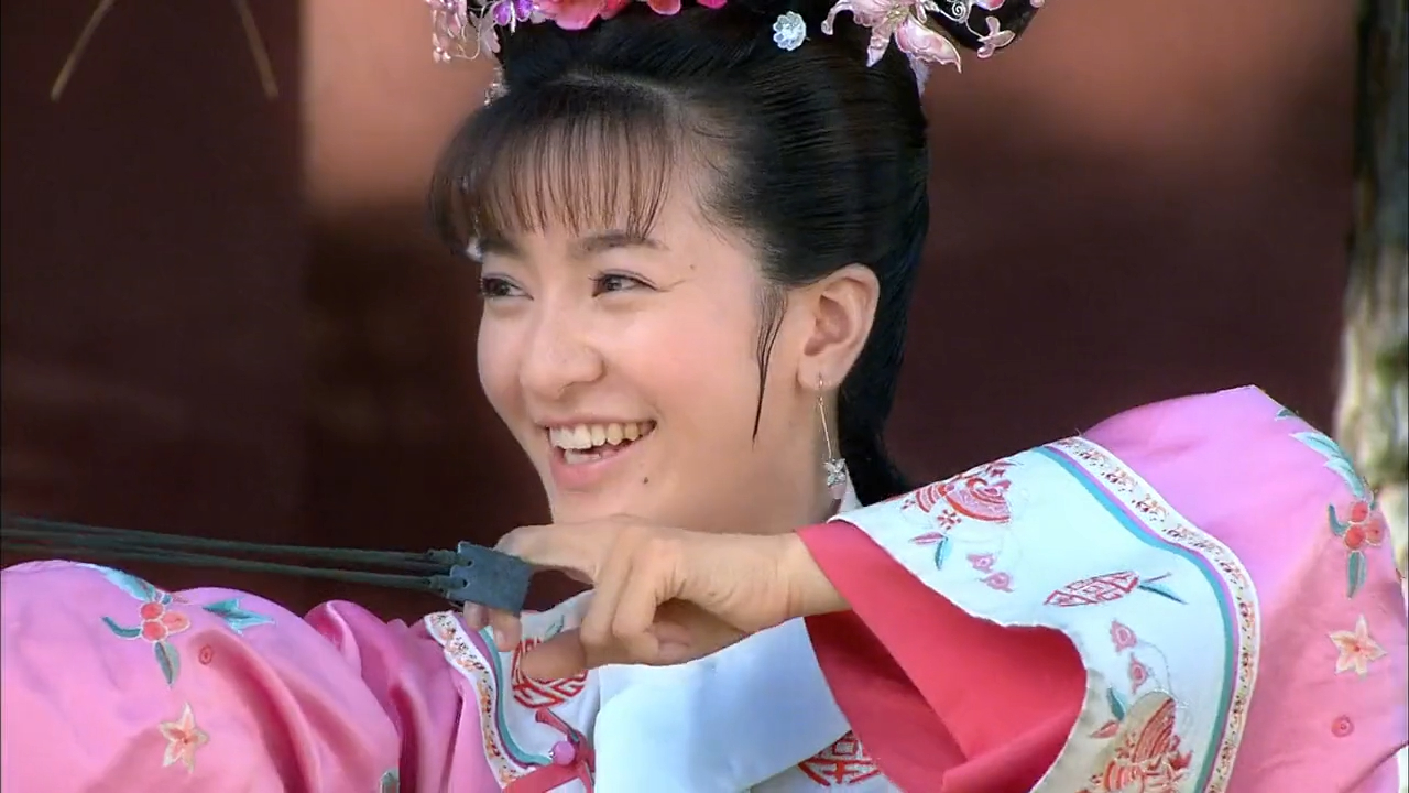 还珠格格:小燕子玩弹弓,一下子射中容嬷嬷
