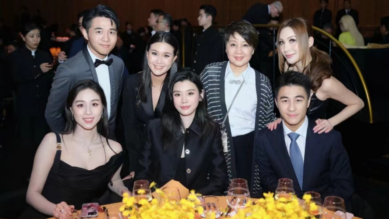 何超欣晒赌王家族合照,奚梦瑶坐c位地位飞升,四太紧挨媳妇超宠