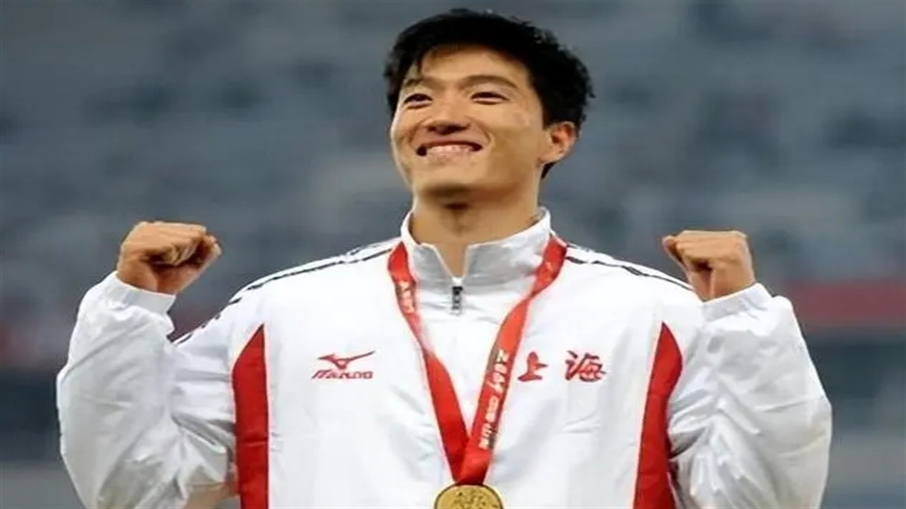 体坛名场面|2004年刘翔一战封神,震惊全世界,打破黑人田径项目垄断