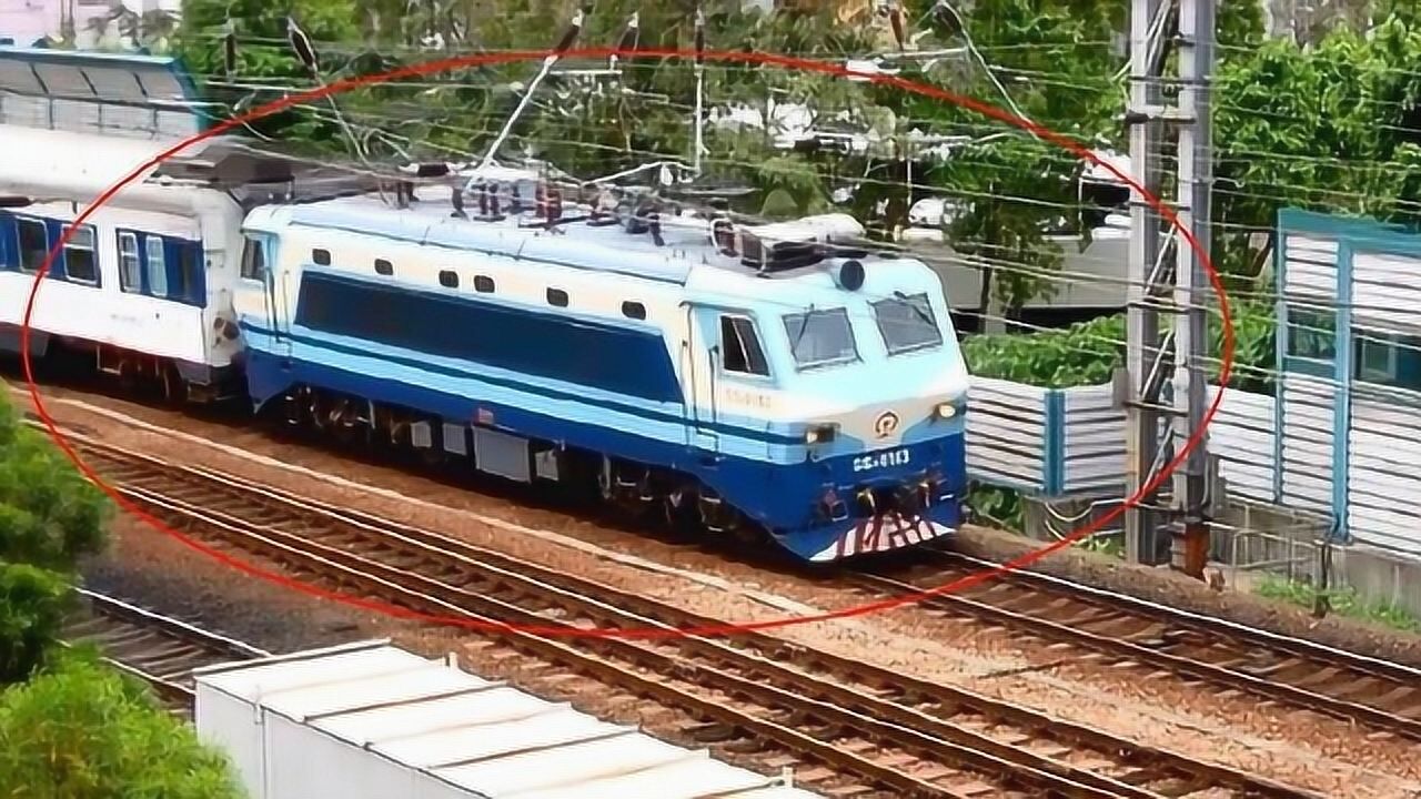 罕见白皮火车进站,全程2000多公里,进站瞬间气势不输高铁!