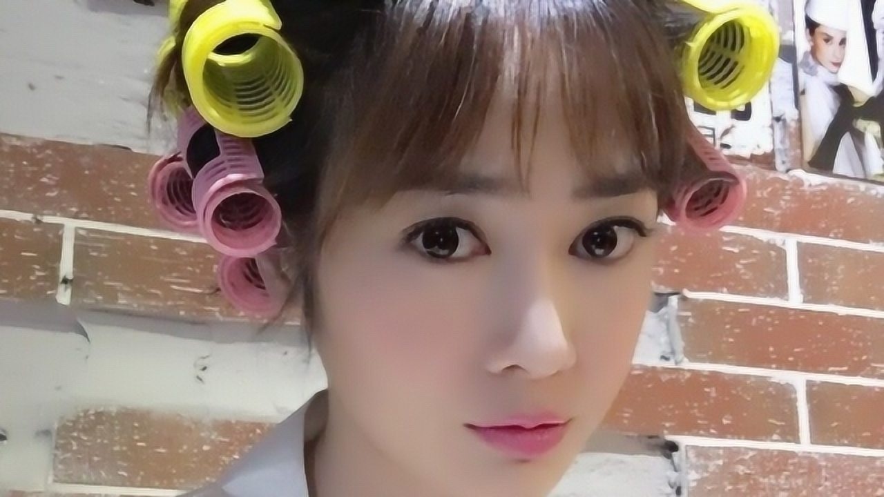 黑魔仙"小月"近照曝光,性感妩媚身材一流,32岁的她自信优雅