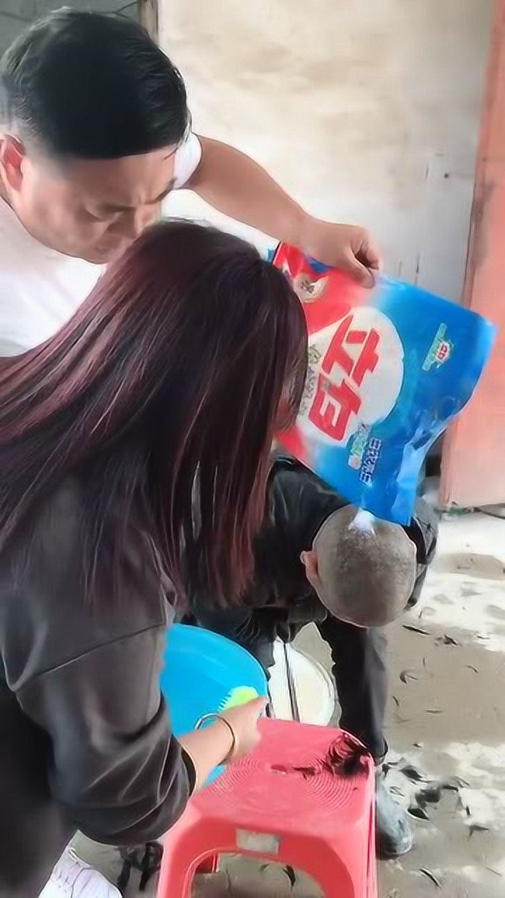 嫌弃公公头发脏,竟然用洗衣粉给老人洗头!愿你们老了也这样!