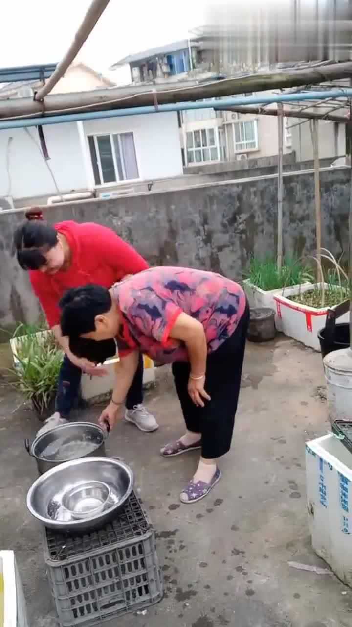 见过女人杀鸡吗这位大姐满脸笑容准备磨刀霍霍了