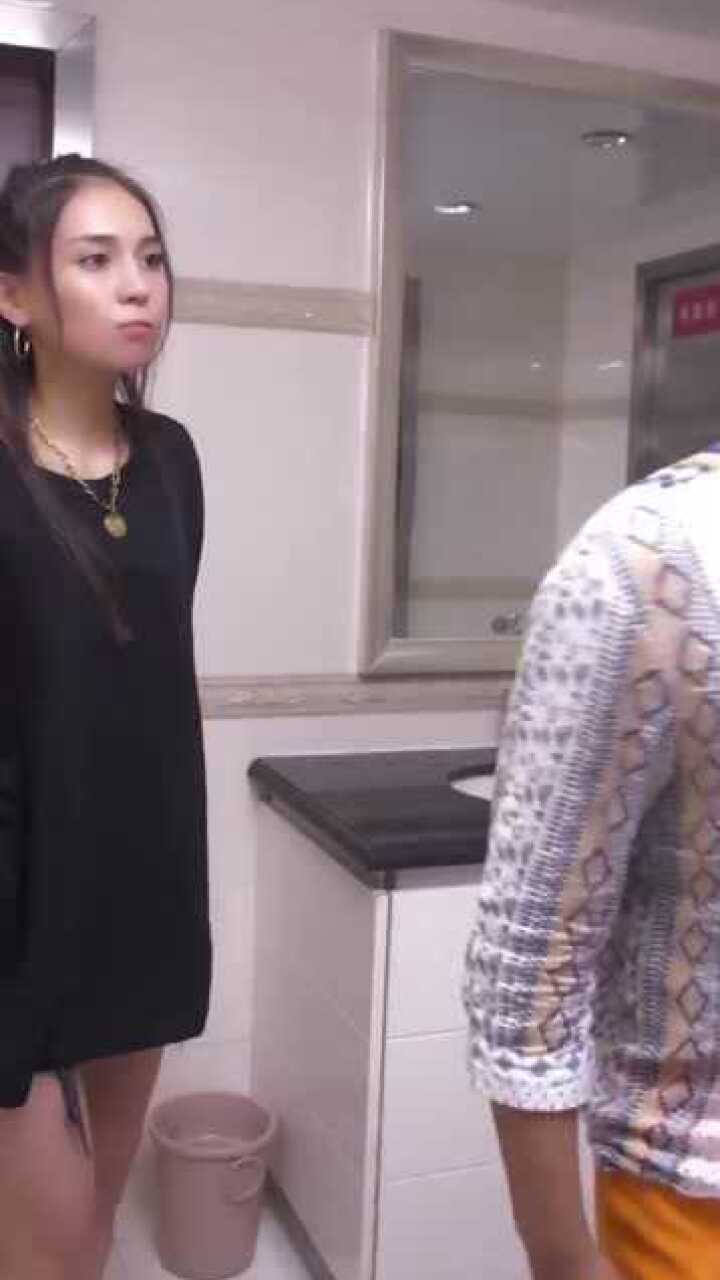 女同事拉肚子被发现，结局太惨了_高清