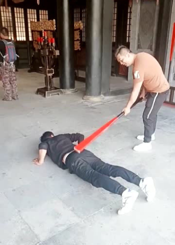 小伙子在模仿古代受刑瞬间被人打屁股有种说不出的感觉