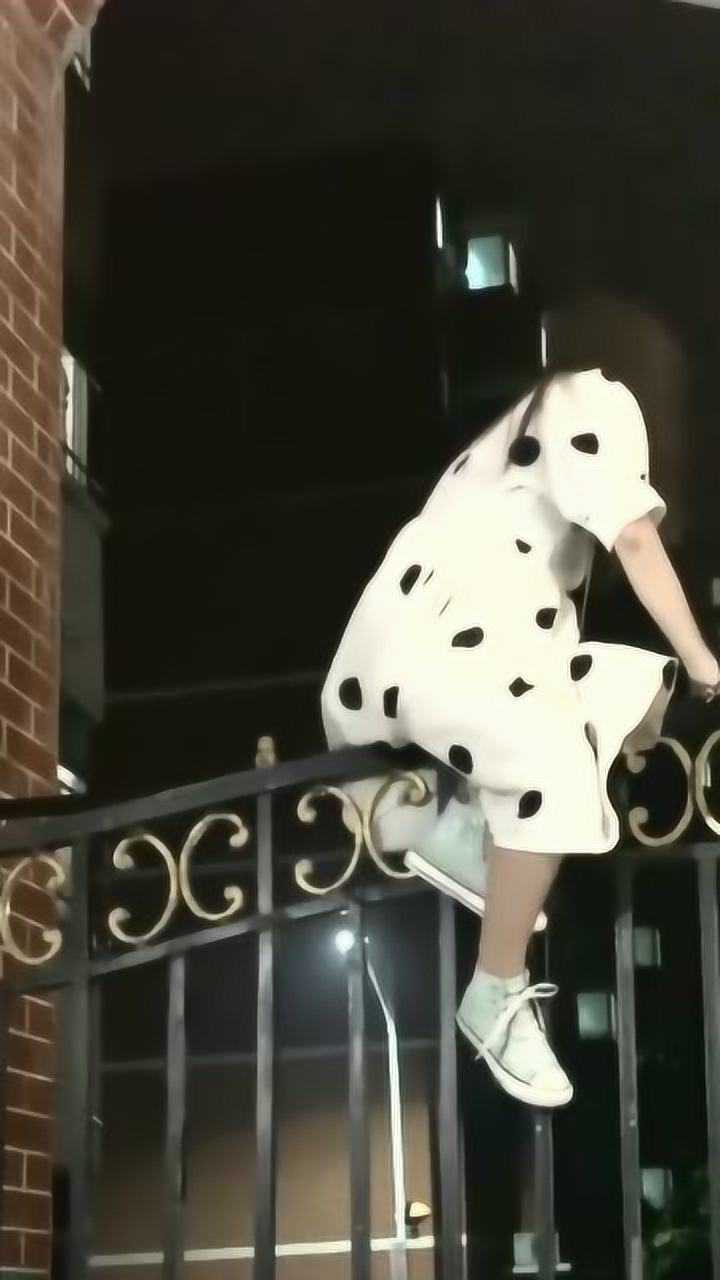 爆笑上厕所系列：美女憋不住躲车后上厕所，不料车开走了，太逗了