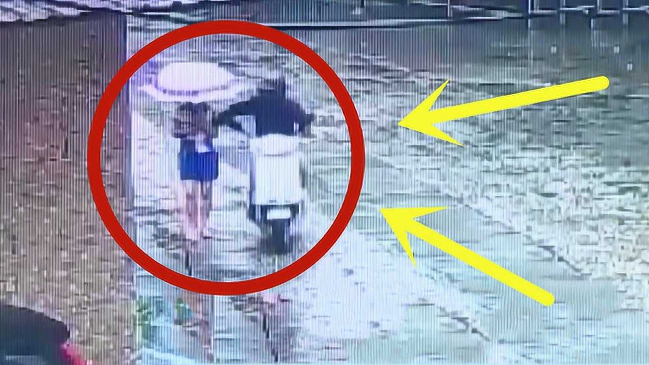 袭胸狂魔！男子为寻求“刺激”，大街上“袭胸”美女！_高清
