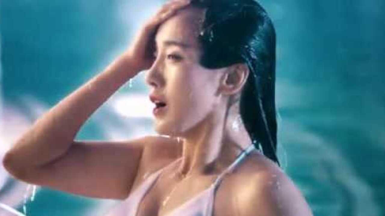 美女身材太好了，不让看竟然还偷看。_高清