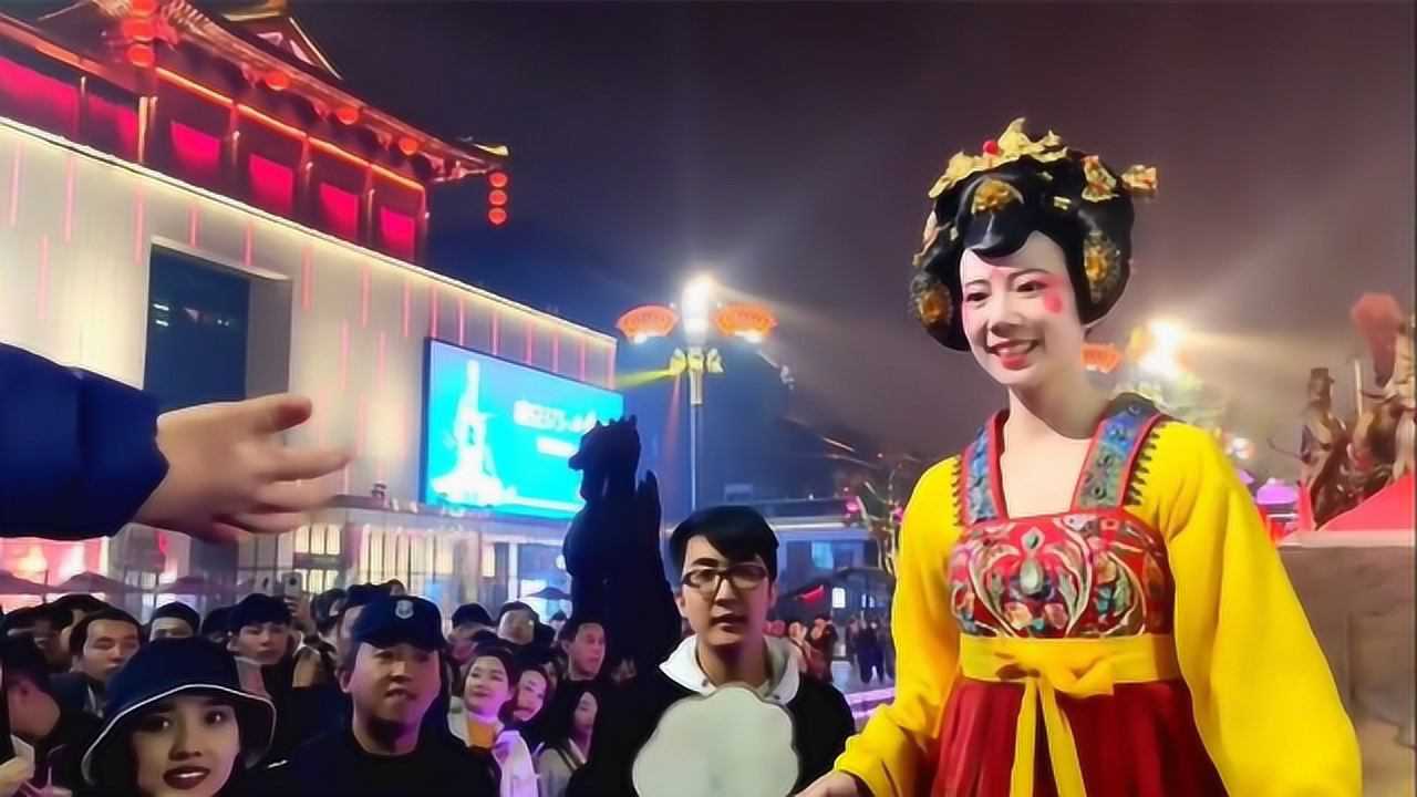 西安大唐不夜城不倒翁小姐姐很是吸引人