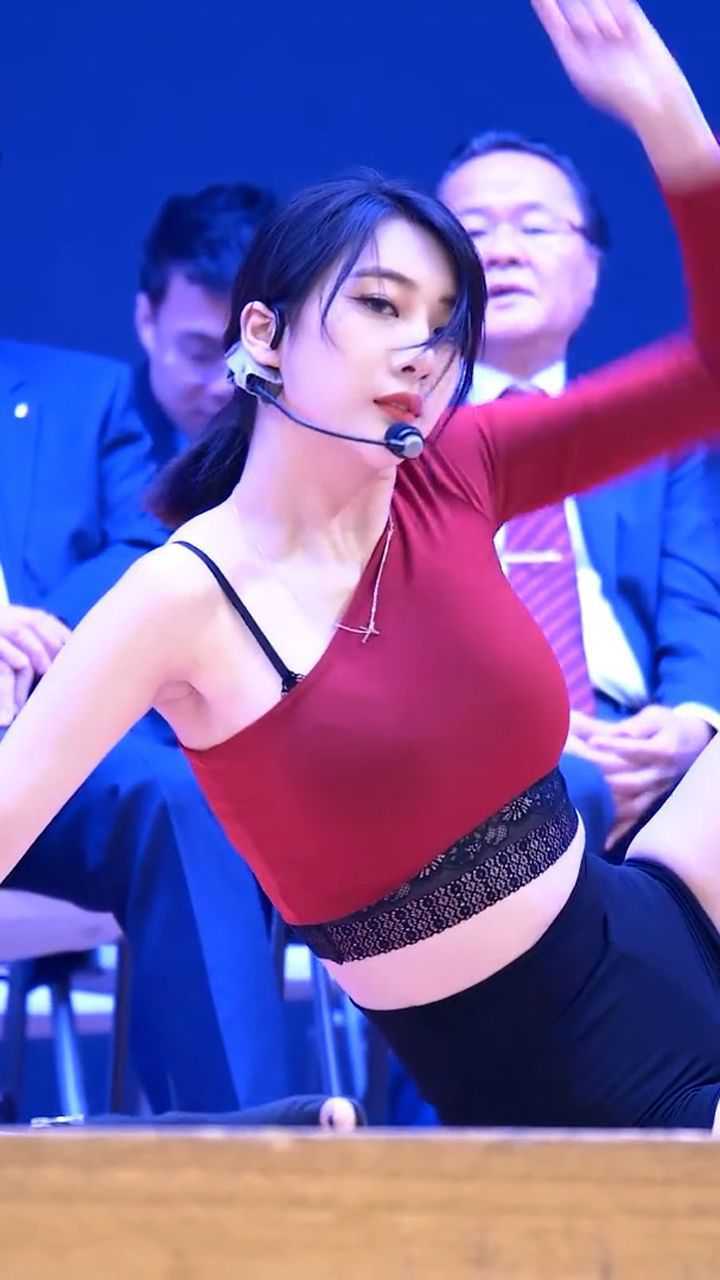 韩国美女跳舞跳的太好了后面的男的眼睛都直了