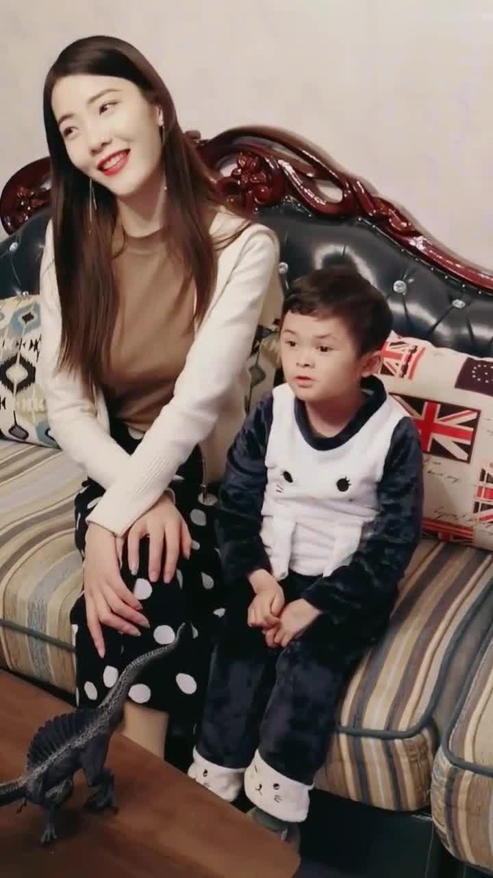 小马云和私人保姆在别墅里看电视曝光网友成名后生活好幸福啊