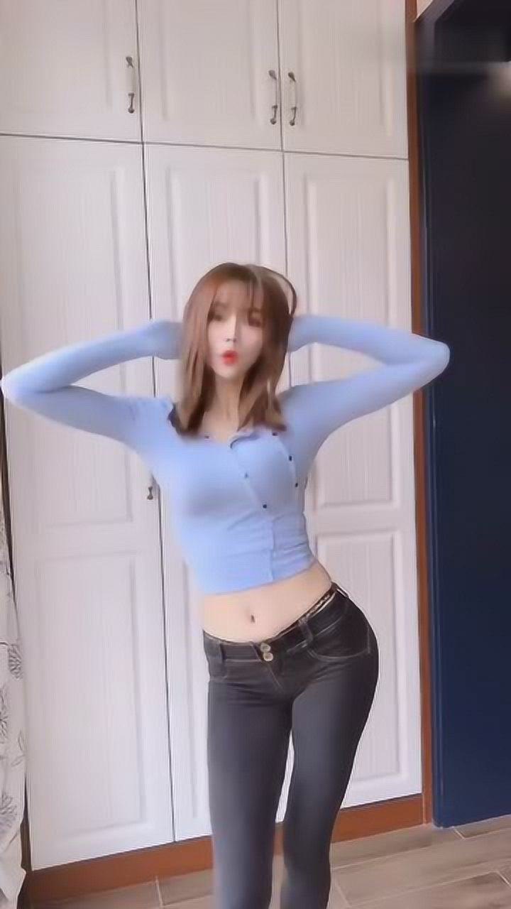 网红伊瑟拉紧身裤打扮绽放女人味,把身材优点都完美呈现