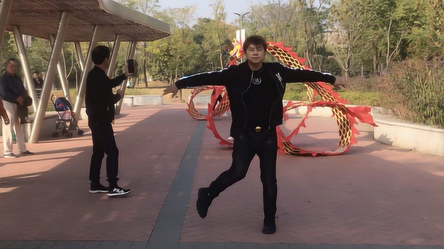 飘起来的才叫鬼步舞17岁小伙飘逸舞步太厉害了脚下好像擦了油