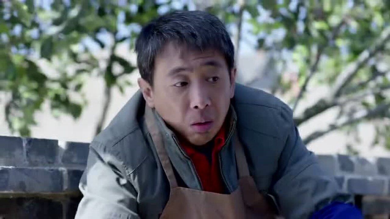 《温暖的村庄》刘大刀赶忙来给王不开送钱,明彩看见连忙呵斥!